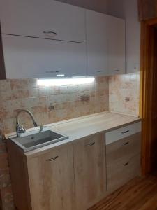 Η κουζίνα ή μικρή κουζίνα στο Adél Apartman +33 φωτογραφίες