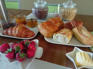 dos platos de croissants y fresas en una mesa en Les chambres du Vert Galant "La campagne qui murmure", en Verlinghem