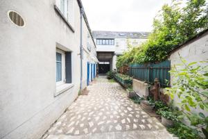 un callejón estrecho con edificios y plantas en Zen & Spa - Maison Cosy - Tours - Netflix en Tours