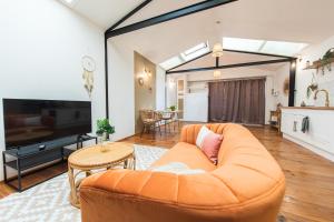 a living room with a couch and a tv at Zen & Spa - Maison Cosy - Tours - Netflix in Tours