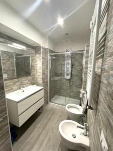 un bagno con lavandino, WC e doccia di AL.MA GUEST HOUSE a Roma Altre 8 foto