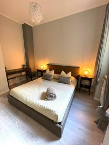 una camera da letto con un letto grande con due comodini di AL.MA GUEST HOUSE a Roma