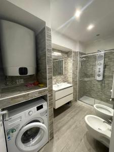 un bagno con lavatrice e lavandino di AL.MA GUEST HOUSE a Roma