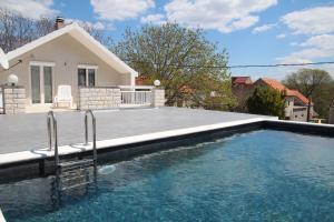 - une piscine en face d'une maison dans l'établissement Kroatien Villa Merćepi, à Katuni