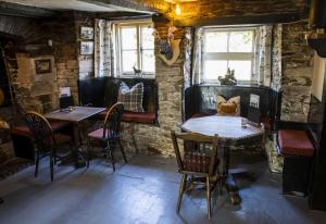 um restaurante com mesas e cadeiras num quarto em Church House Inn, Churchstow em Kingsbridge