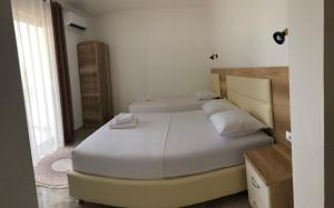 Postel nebo postele na pokoji v ubytování Apartments kupi ul rudaj 41