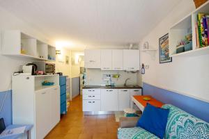 A kitchen or kitchenette at Monolocale nel Parco con piscina