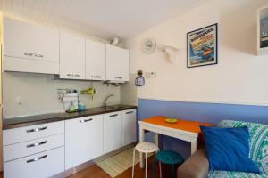 A kitchen or kitchenette at Monolocale nel Parco con piscina