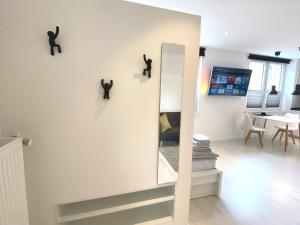 una habitación con espejo y dos gatos negros en la pared en Apartment Schloofschdubb in Fuldatal Nähe Kassel en Fuldatal