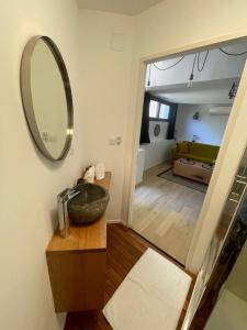 uma casa de banho com um lavatório e um espelho num balcão em Magnifique cocon sous les chênes em Saint-Martin-de-Londres