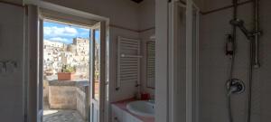 Koupelna v ubytování Casa Tudor Art Luxury Rooms + 66 fotografií