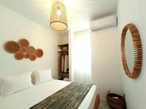 Posteľ alebo postele v izbe v ubytovaní Beach Apartment Thalia with Hot Tub and Sea View + 24 fotografií