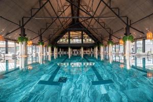 בריכת השחייה שנמצאת ב-Emily Resort או באזור