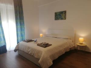 1 dormitorio con 1 cama con 2 toallas en Residenze Sorrentino en Bari