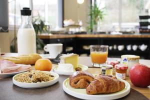 
Breakfast options available to guests at Logis Grand Hôtel Bourbon-Lancy

