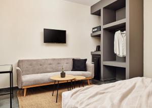 un soggiorno con divano e tavolo di Amaroo Suites - 250m from the beach, by ZanteWize a Laganas