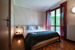 - une chambre avec un lit et une grande fenêtre dans l'établissement My Sweet Garden - by MyHomeInComo, à Cassina Rizzardi