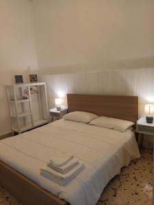 ein Schlafzimmer mit einem großen Bett mit Handtüchern darauf in der Unterkunft Sea Side Villa in Mondello