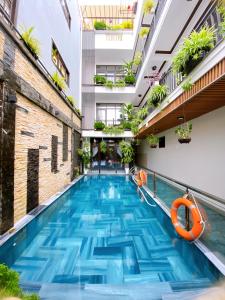 einen Innenpool in einem Gebäude mit einer Poolrutsche in der Unterkunft Serenity Villa Hoi An in Hoi An