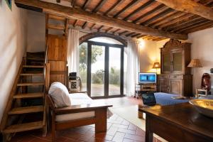 sala de estar con cama elevada y cocina en Alloro, en Rigomagno