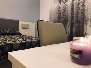 Zimmer mit einem Tisch mit Kerzen und einem Bett in der Unterkunft Casa Anna in Maiori