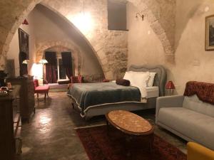 Un pat sau paturi într-o cameră la Chateau du Roi