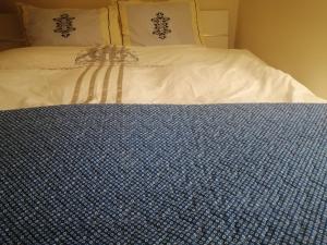 Ein Bett oder Betten in einem Zimmer der Unterkunft Border Bliss - Private Room with Bathroom in a Cozy Home