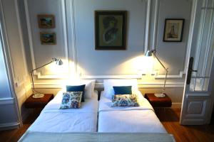 a bedroom with two beds and two lamps at Maison Eugénie in Luchon