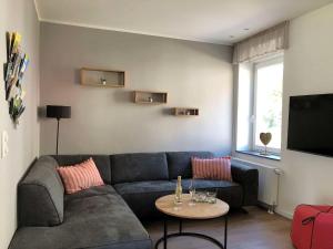 ein Wohnzimmer mit einem Sofa und einem Tisch in der Unterkunft Ferienhaus Kövenig in Kövenig