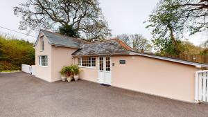 une maison avec un garage et une allée dans l'établissement Hidden Gem Retreat, à Budleigh Salterton