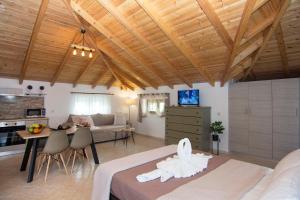 salon z łóżkiem i jadalnią w obiekcie Selinitsa Stone Studio - Mani Seaview Retreat w mieście Ajos Nikolaos