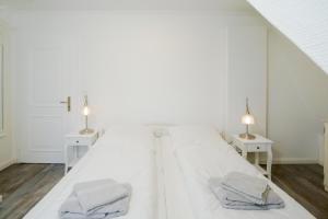 ヘルヌムにあるApp.4 Seeblickの白いベッドルーム(テーブル2台、タオル2枚付)