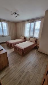 Giường trong phòng chung tại Родопска къща за гости с.ЧАЛА