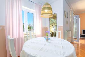 Telewizja i/lub zestaw kina domowego w obiekcie Apartment Macan, beautiful green oasis