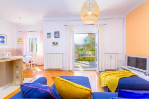 salon z niebieską kanapą i telewizorem w obiekcie Apartment Macan, beautiful green oasis w Puli