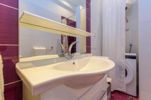 biała łazienka z umywalką i toaletą w obiekcie Apartment Macan, beautiful green oasis w Puli +36 zdjęć