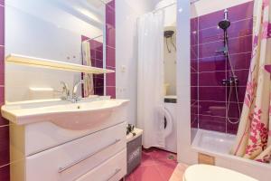 łazienka z umywalką, toaletą i prysznicem w obiekcie Apartment Macan, beautiful green oasis w Puli
