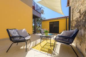 Patio lub wspólna przestrzeń na świeżym powietrzu w obiekcie Apartment Macan, beautiful green oasis