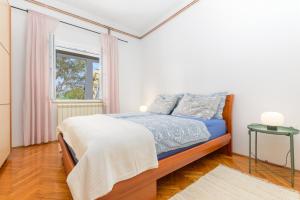 Apartment Macan, beautiful green oasis tesisinde bir odada yatak veya yataklar