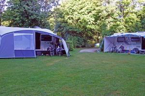 deux tentes et deux vélos garés dans un champ dans l'établissement Lege Kampeerplaats + Prive Sanitair, Camping Alkenhaer, à Appelscha