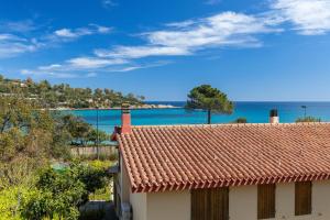 Una vista del océano desde una casa en APPARTAMENTI GAIMARO' a 50 m dalla spiaggia, en Àrbatax