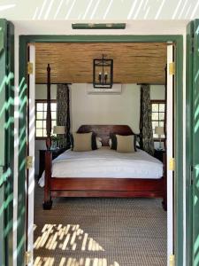 een slaapkamer met een hemelbed in een huis bij Penhill Farm Peppertree Cottage in Nuy +21 foto's