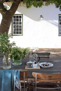 Una mesa de madera con un plato de comida encima. en Penhill Farm The Manor House, en Nuy