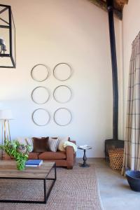 sala de estar con sofá y 4 círculos en la pared en Penhill Farm East Grange, en Nuy