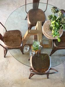 una mesa de cristal con sillas y una mesa con una planta en Penhill Farm East Grange, en Nuy