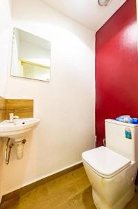 a bathroom with a white toilet and a sink at Douala-Bonapriso: Superbe Appartement in Douala