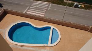 נוף של הבריכה ב-Apto. con wifi, piscina, vistas al mar y parking. או בסביבה