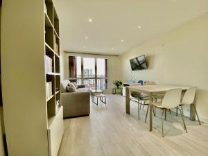 - une salle à manger et un salon avec une table et des chaises dans l'établissement APPART HOTEL DU BOIS DE VINCENNES, à Fontenay-sous-Bois