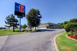 a street with a no parking sign in front of a building at Motel 6-Muskogee, OK in Muskogee