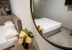 Postel nebo postele na pokoji v ubytování Artemida Suites
